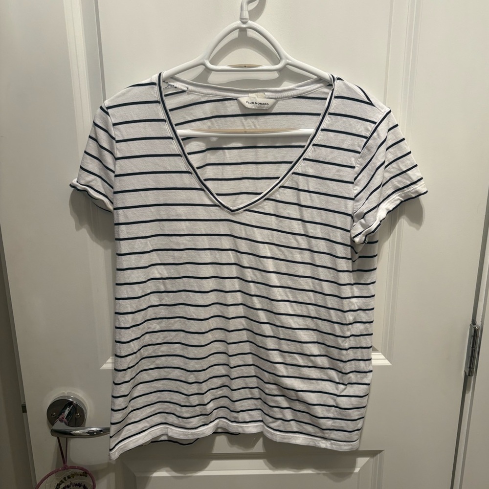 Club Monaco V neck Tshirt